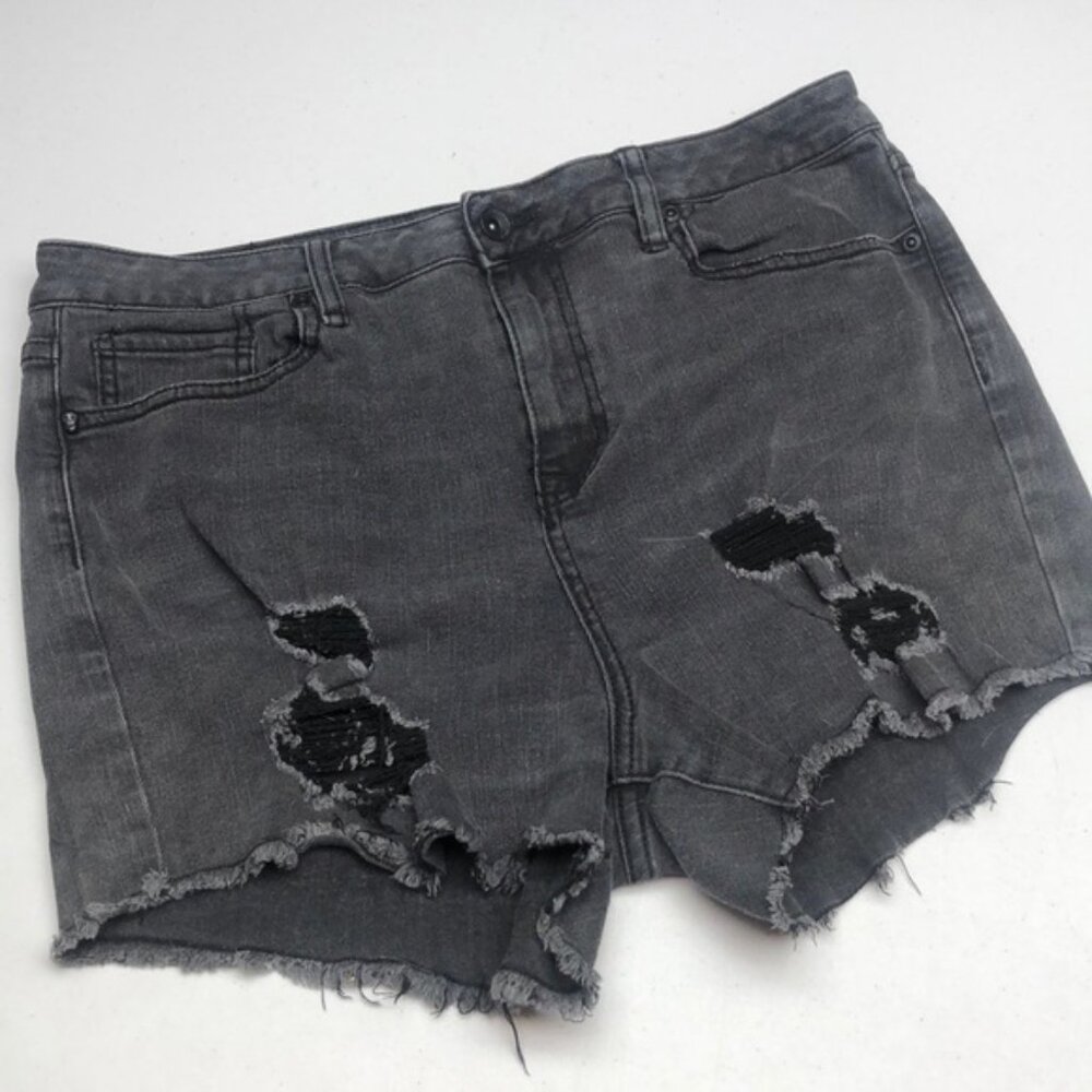 DISTRESS BLACKHEART JEAN SHORTS 11/31 😎